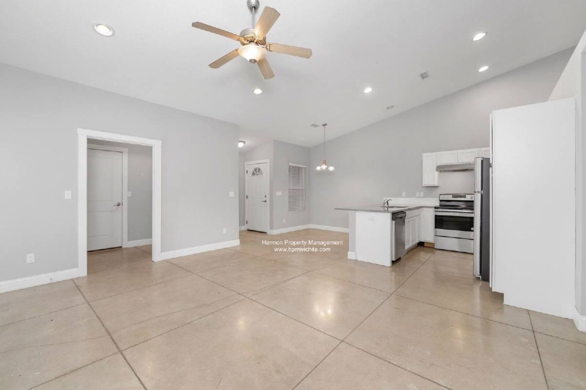 5326 N Hillside Ave #101 - Photo 2 of 10