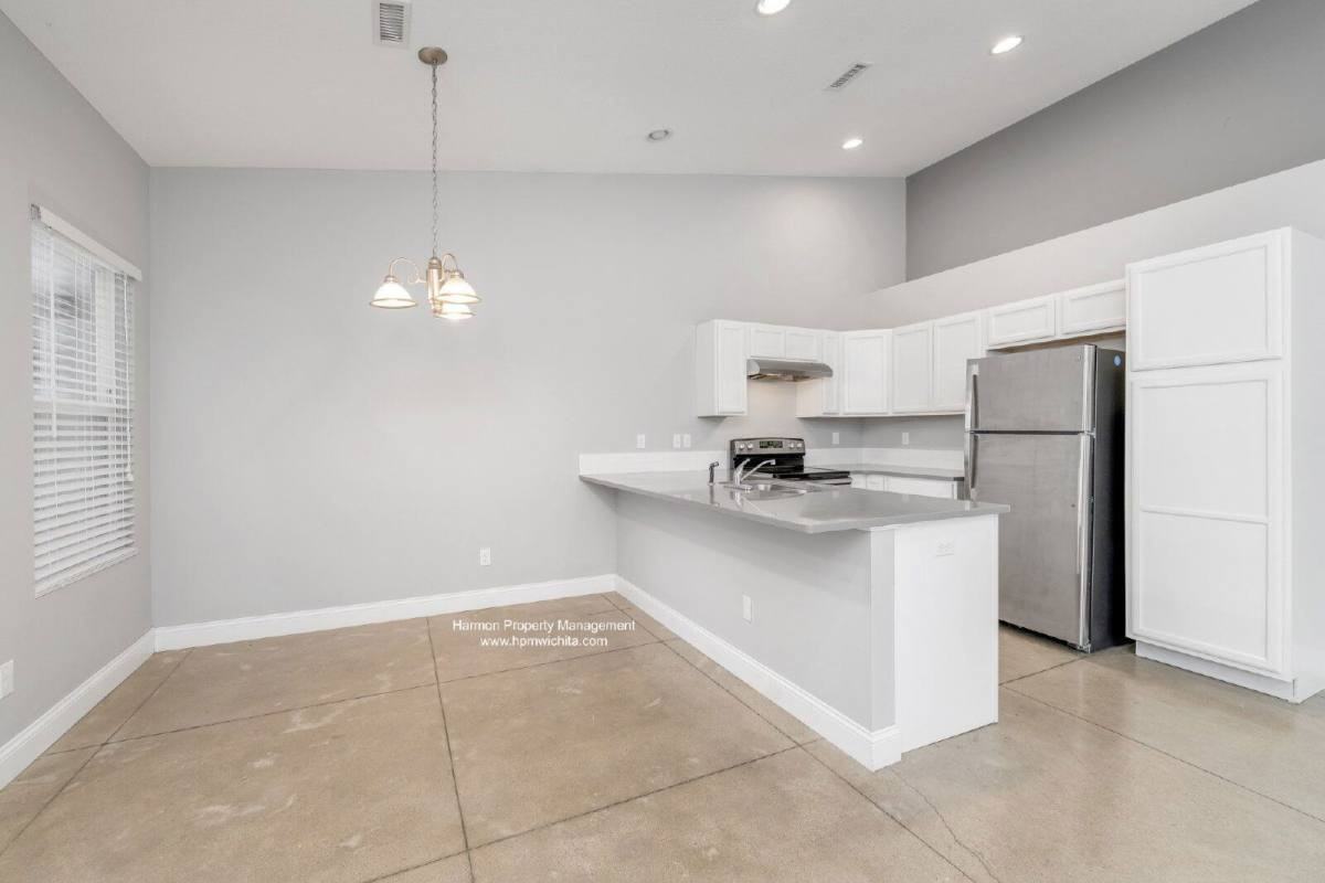 5326 N Hillside Ave #101 - Photo 3 of 10