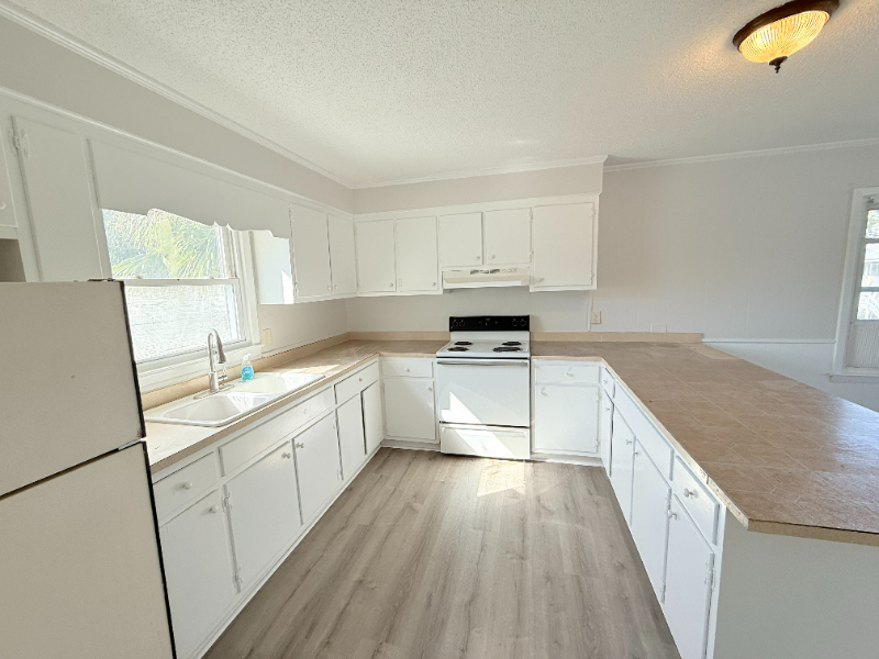 120 North Pinewood Drive #4 - Photo 4 of 6