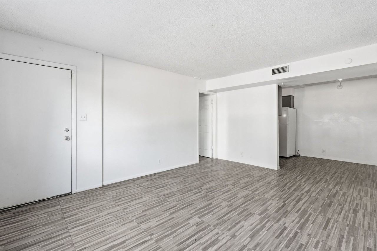 6301 N 64th Drive - Photo 3 of 50