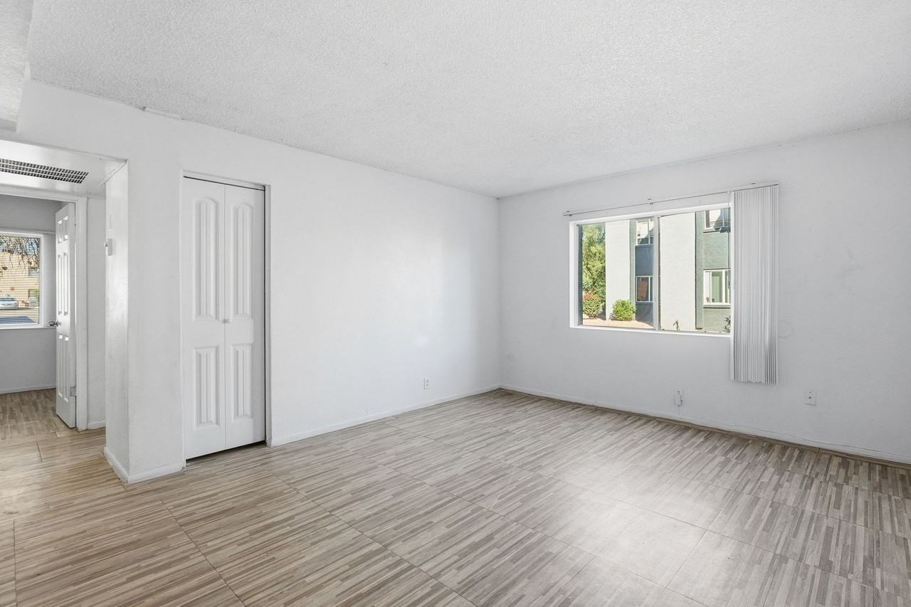 6301 N 64th Drive - Photo 4 of 50