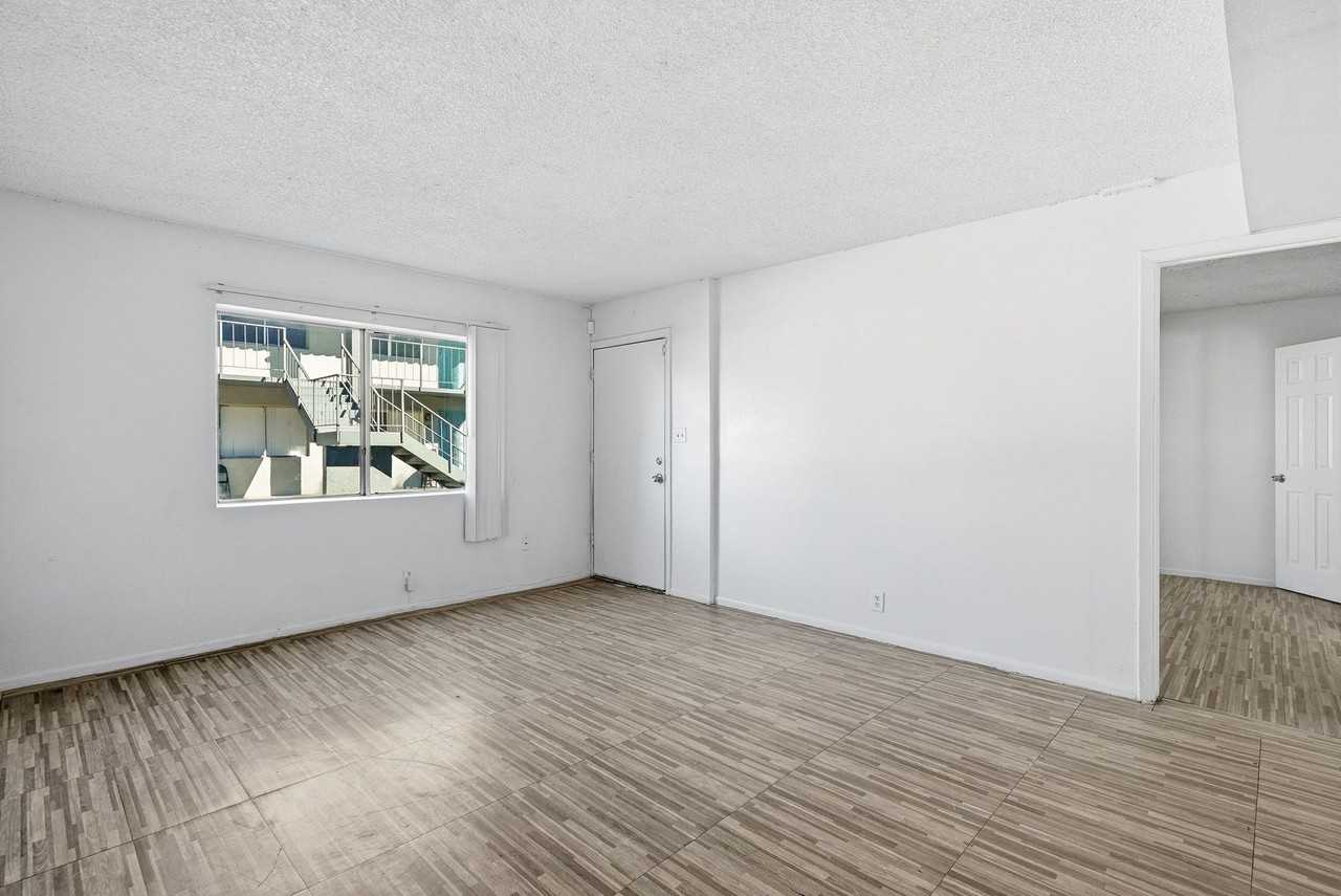 6301 N 64th Drive - Photo 5 of 50