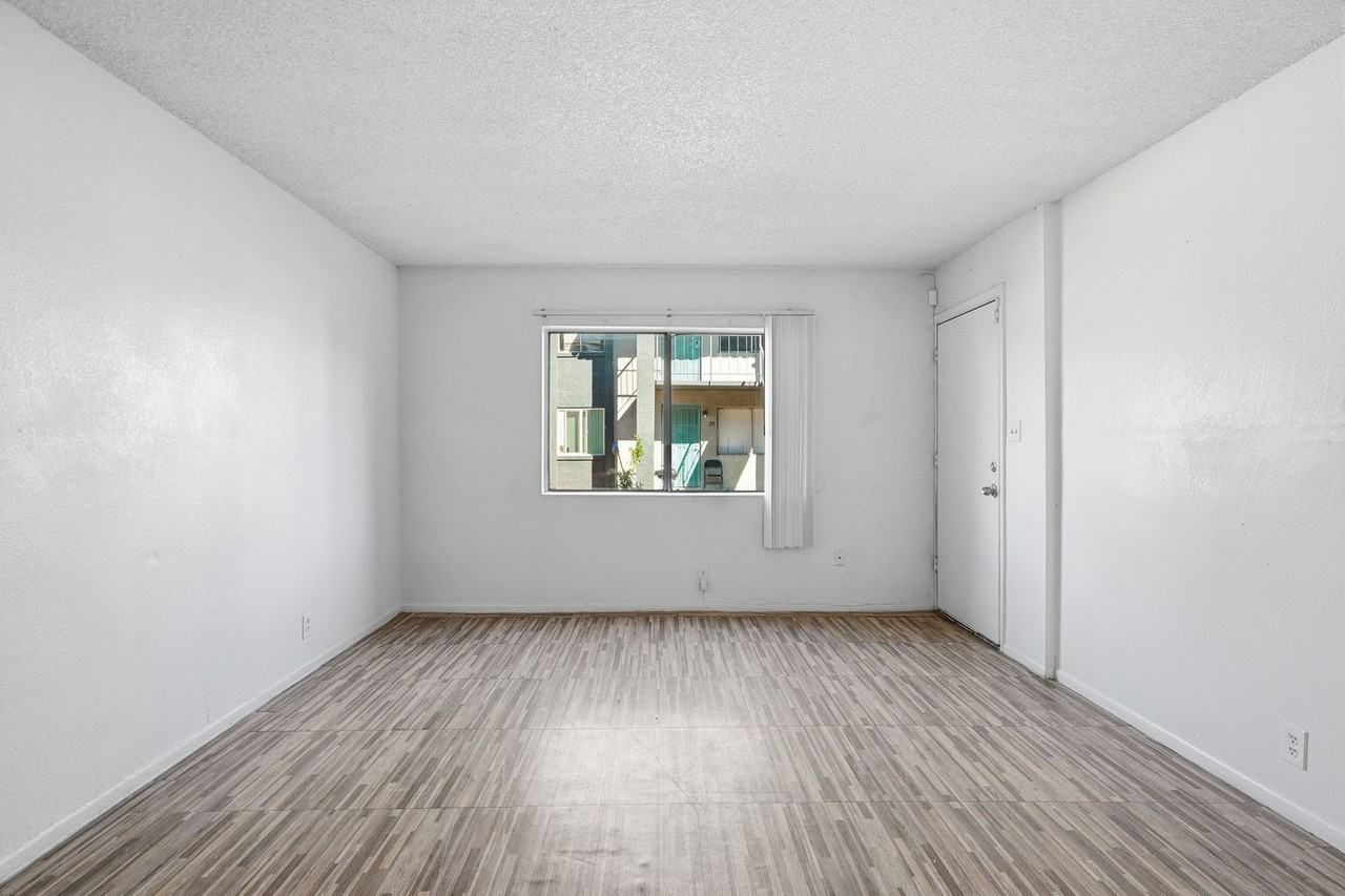 6301 N 64th Drive - Photo 6 of 50