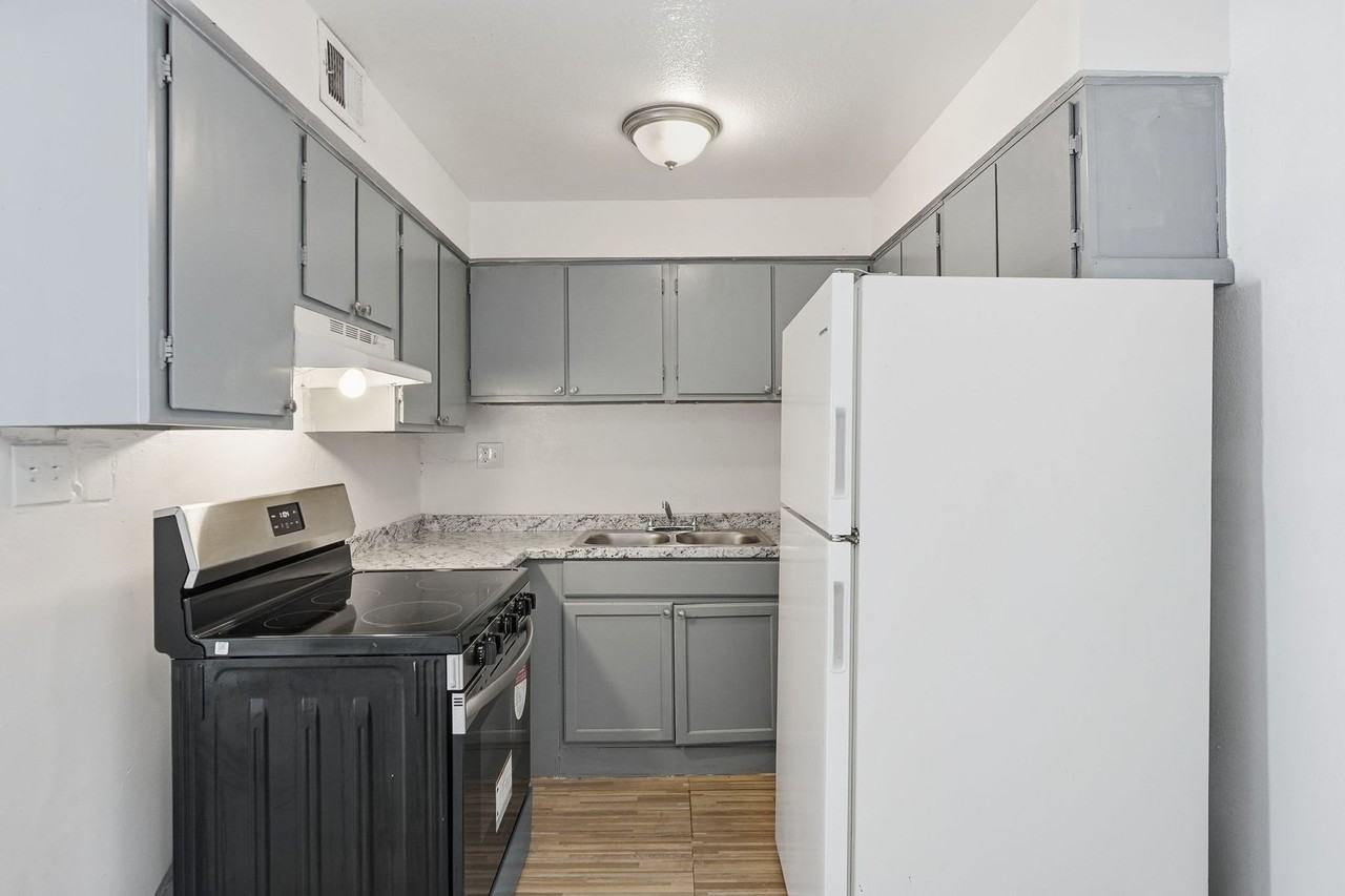 6301 N 64th Drive - Photo 7 of 50