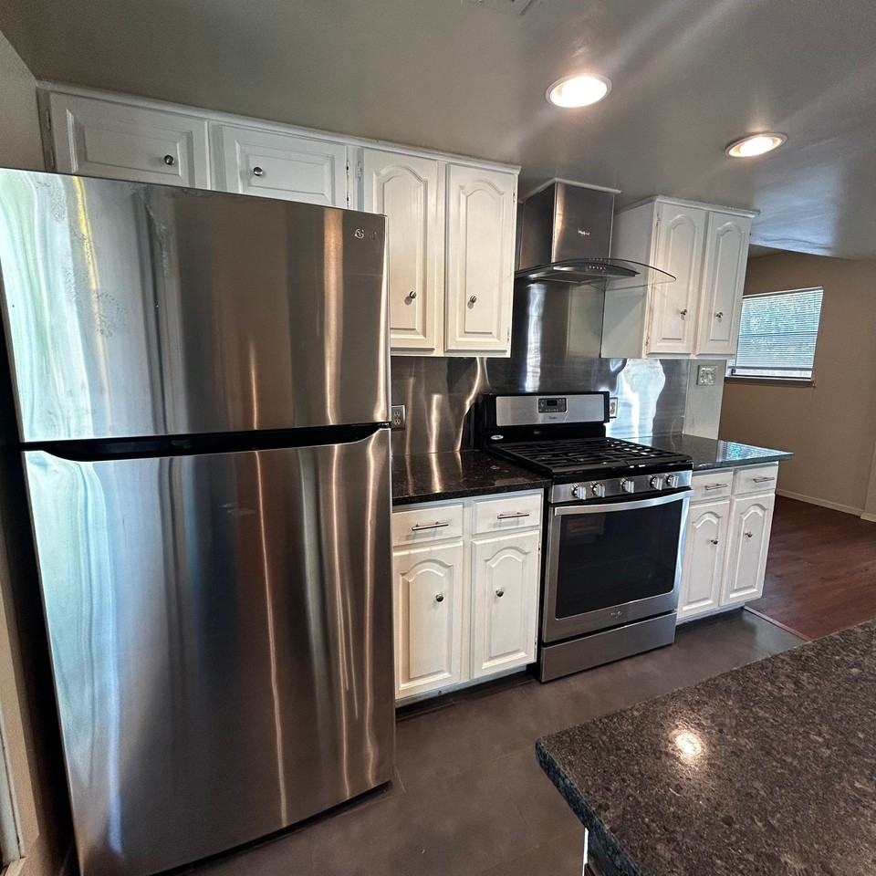 3901 Knollwood Dr!!! 5/3!!! - Photo 7 of 50