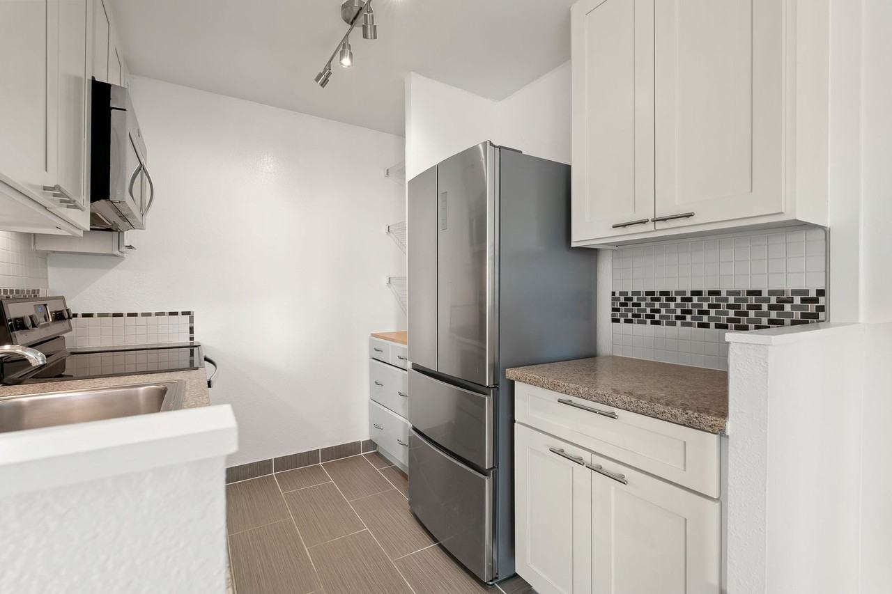 2092 Kūhiō Avenue #906 - Photo 4 of 29