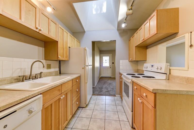 535 S 42nd St - Photo 6 of 29