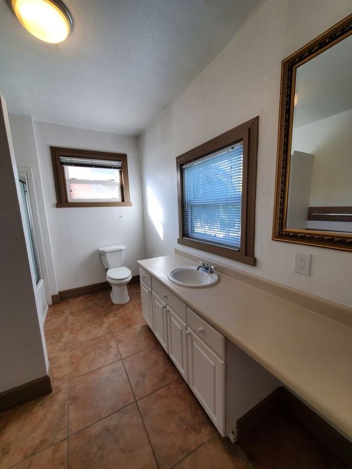 3018 I Street #B - Photo 5 of 8