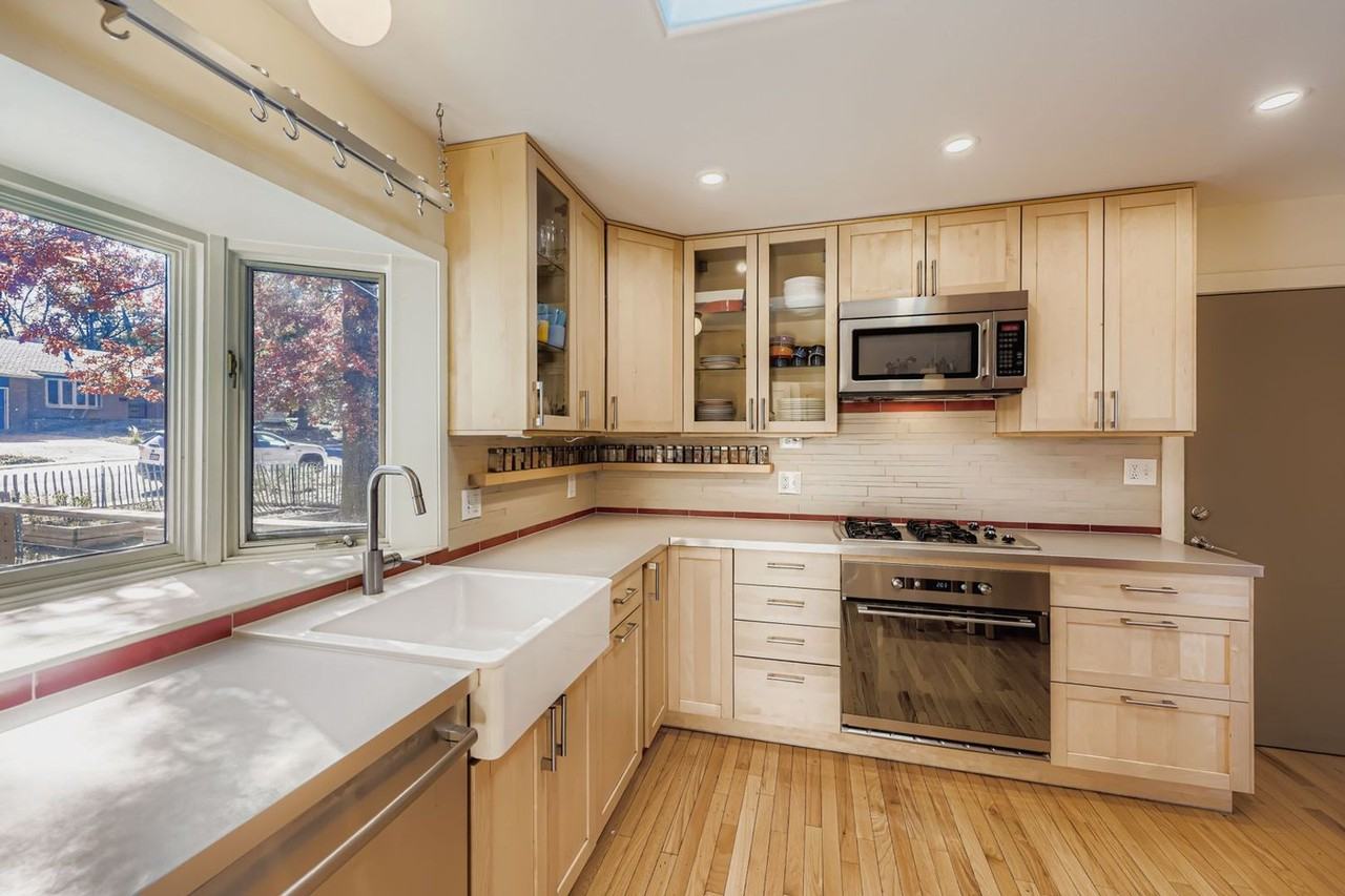 2425 Dartmouth Ave - Photo 2 of 17