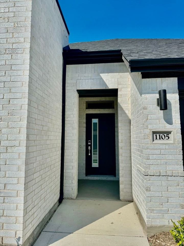 1105 Mahogany Dr - Photo 2 of 34