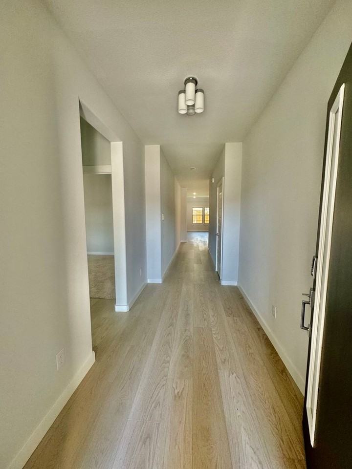 1105 Mahogany Dr - Photo 3 of 34