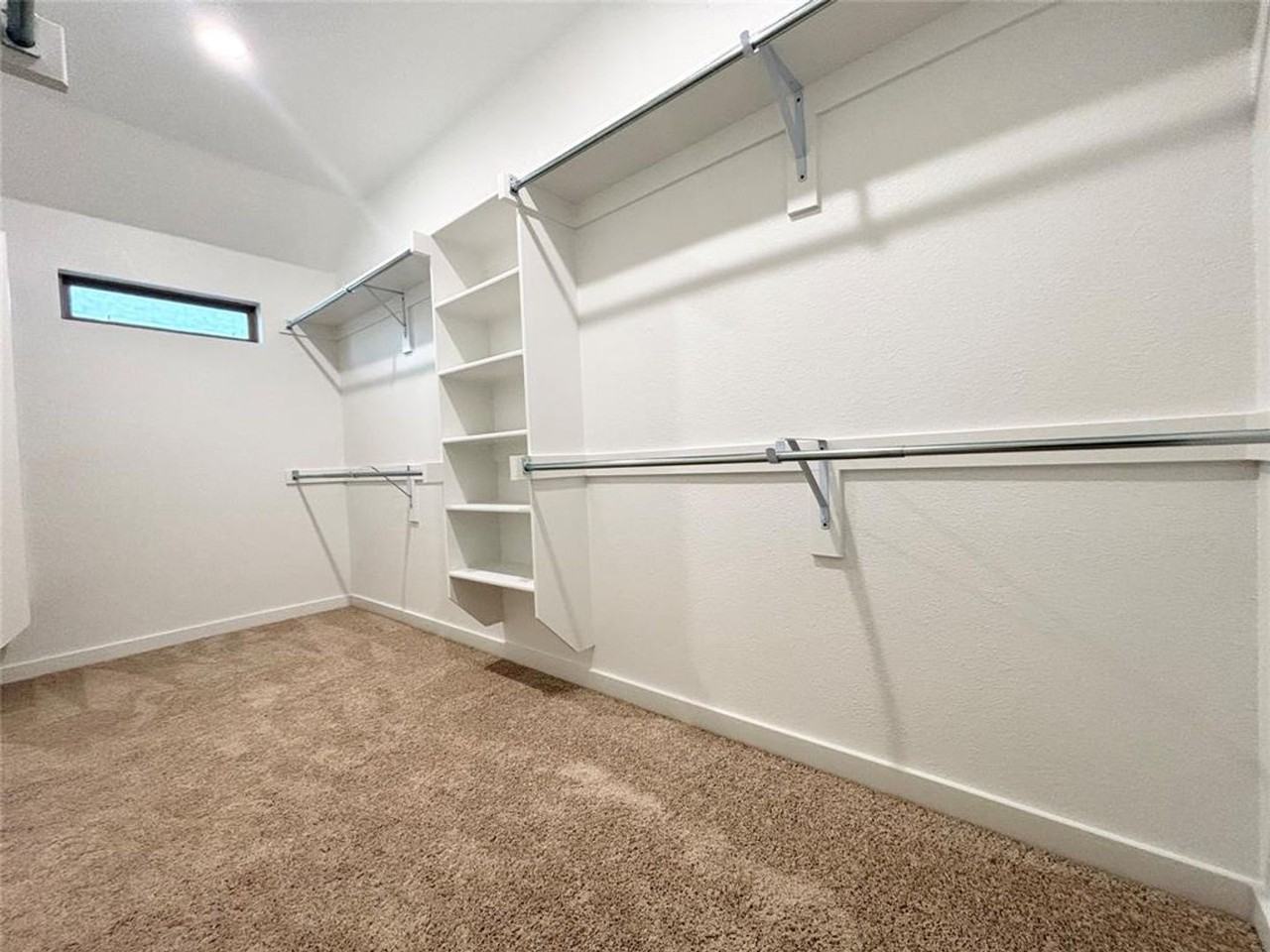 1105 Mahogany Dr - Photo 7 of 34