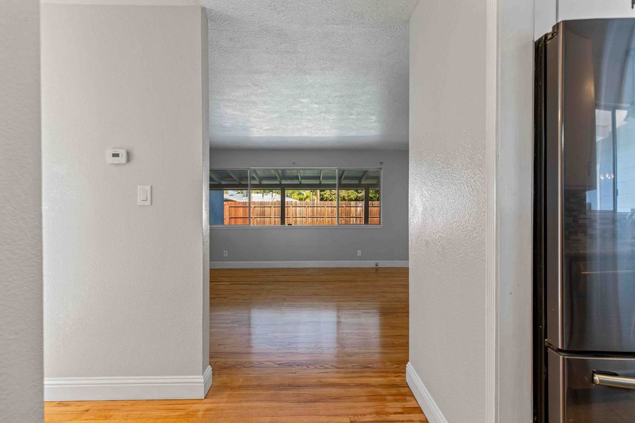 2825 Westchester Ln - Photo 4 of 30