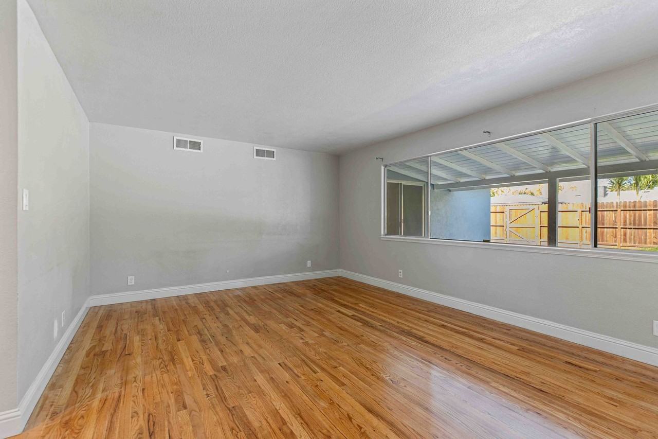 2825 Westchester Ln - Photo 5 of 30