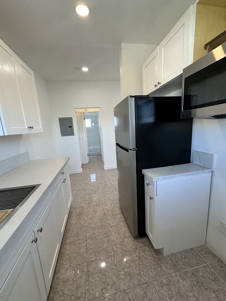 3118 West 109th Street #1-2 - Photo 7 of 8