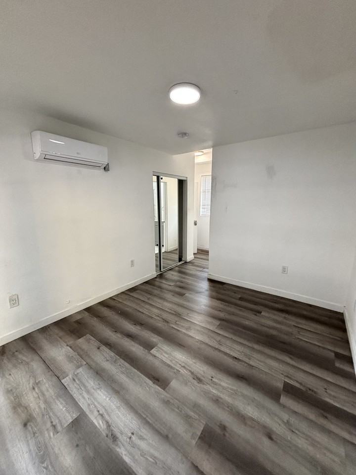 1734 West 85th Street #3 - Photo 3 of 5