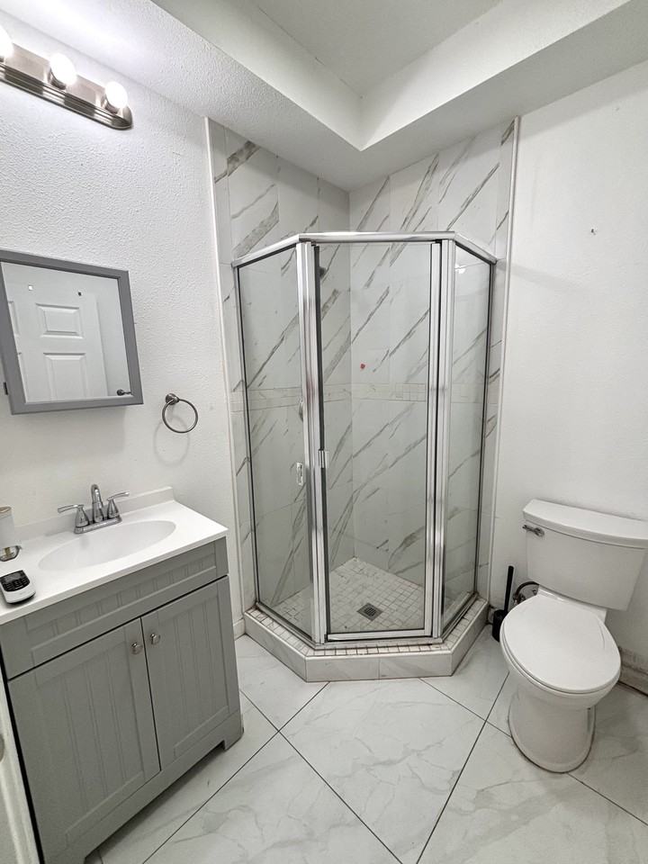 1734 West 85th Street #3 - Photo 4 of 5