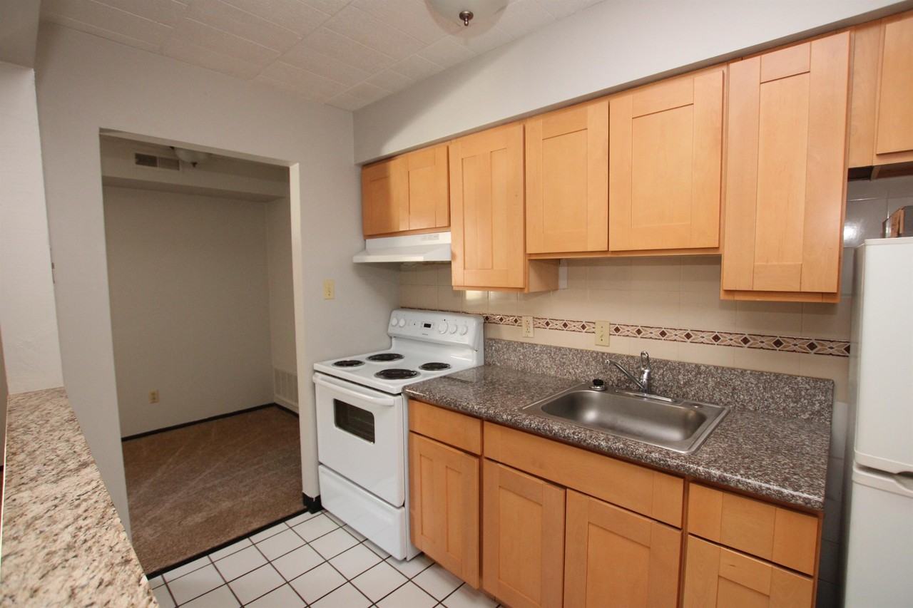 AMADELL APARTMENTS -- 005 - Photo 5 of 40