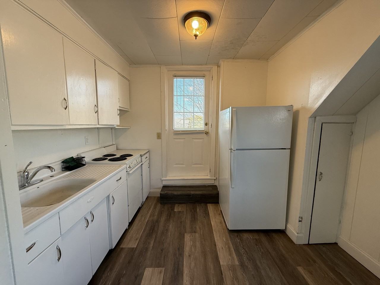 823-825 Church St - Photo 4 of 9