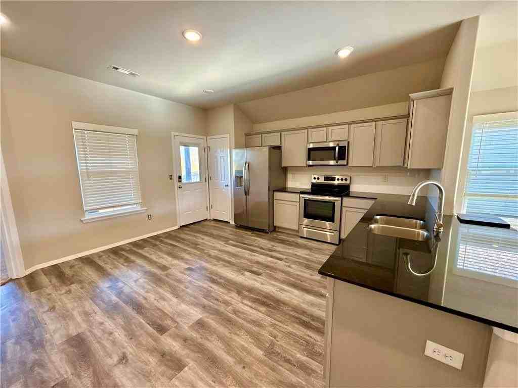 530 Woodcreek Loop - Photo 3 of 16