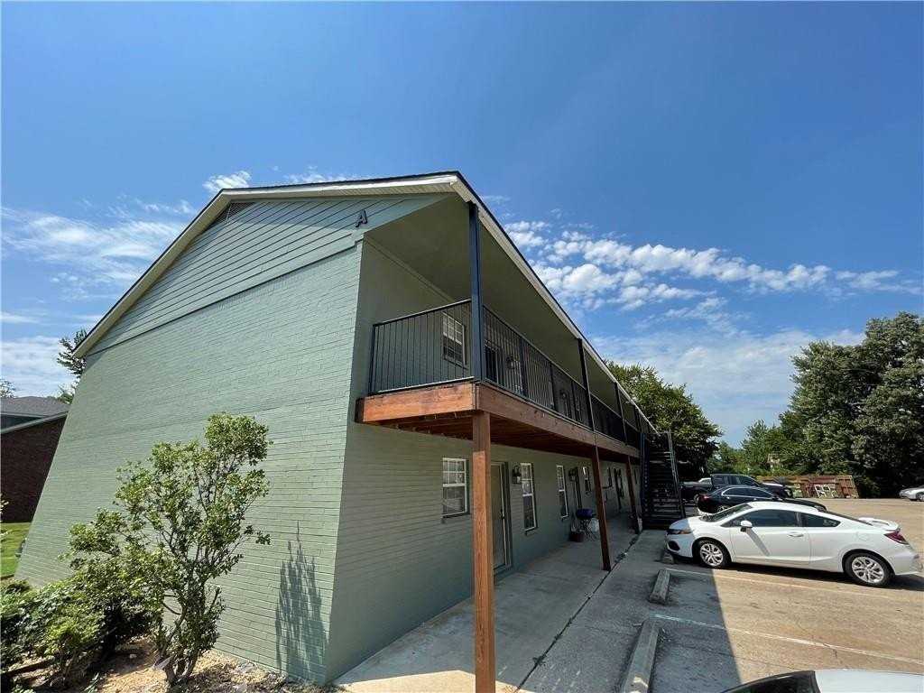 884 W Holly St - Photo 2 of 15