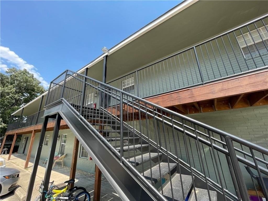 884 W Holly St - Photo 3 of 15