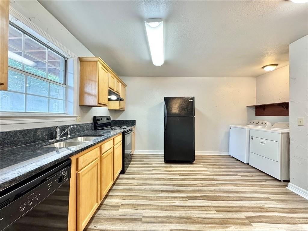 884 W Holly St - Photo 6 of 15