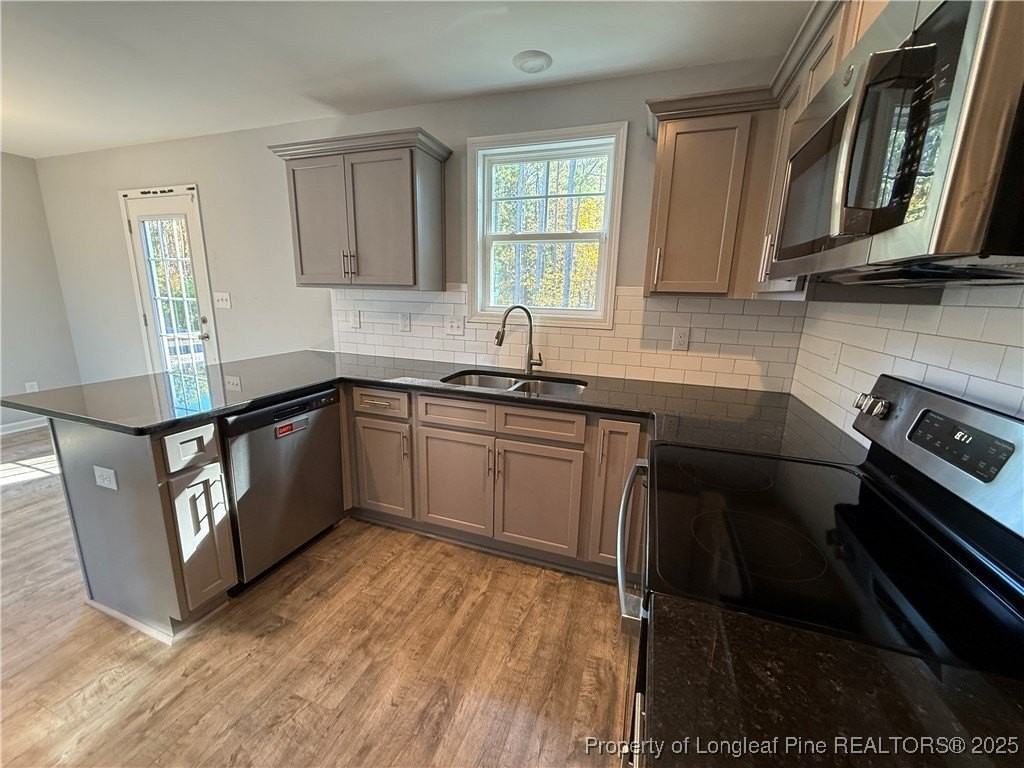 1045 Bombay Dr - Photo 3 of 19