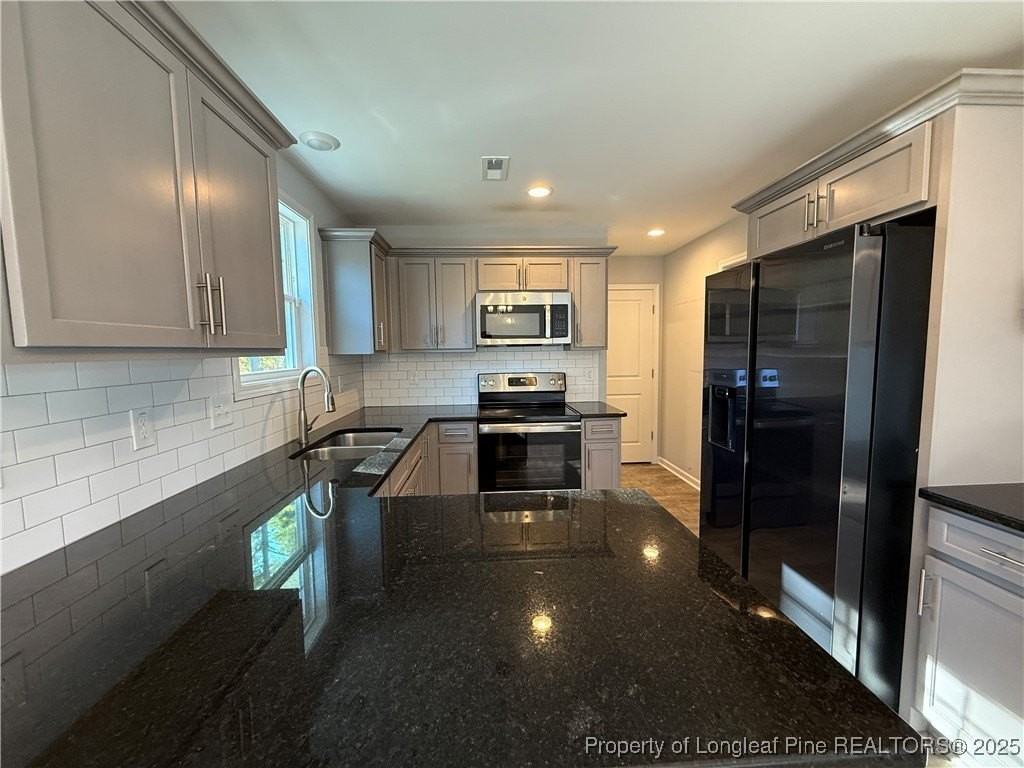 1045 Bombay Dr - Photo 4 of 19