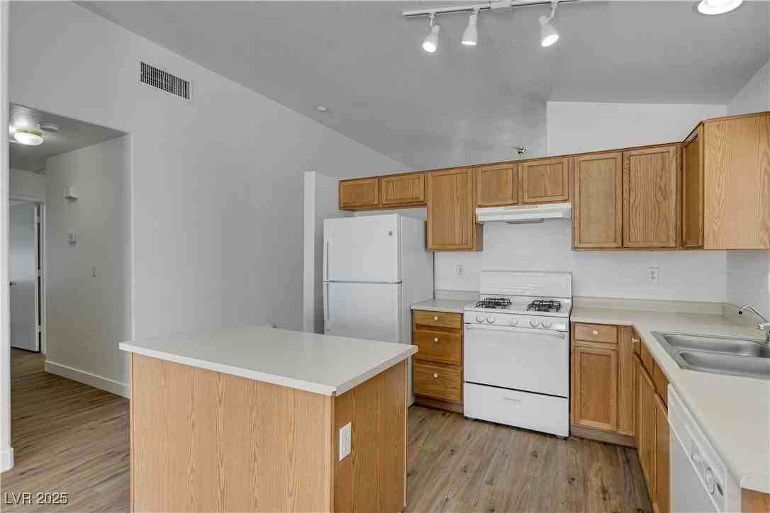 10046 Catseye Cove Court - Photo 3 of 28