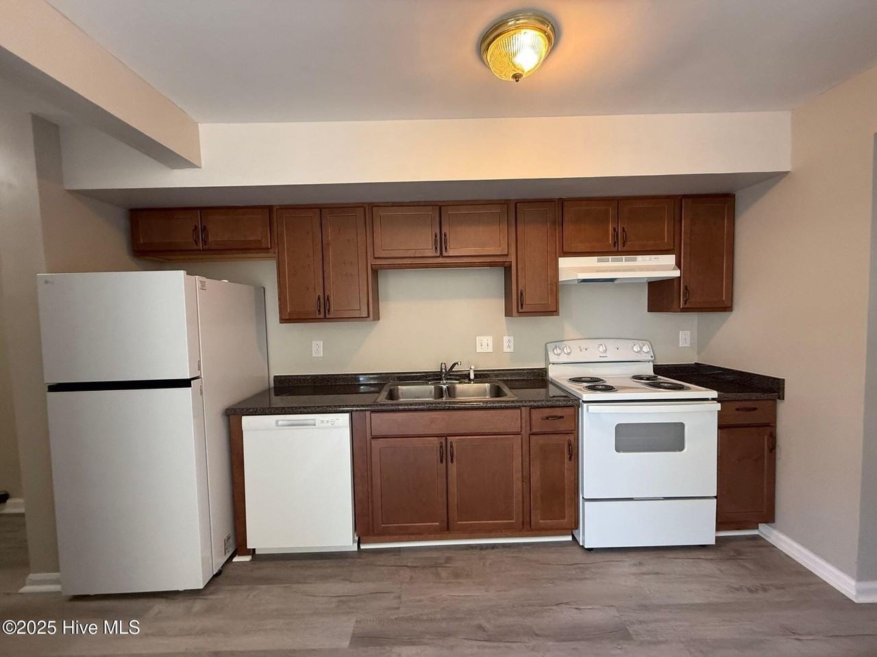 207 Myrtlewood Cir - Photo 2 of 8