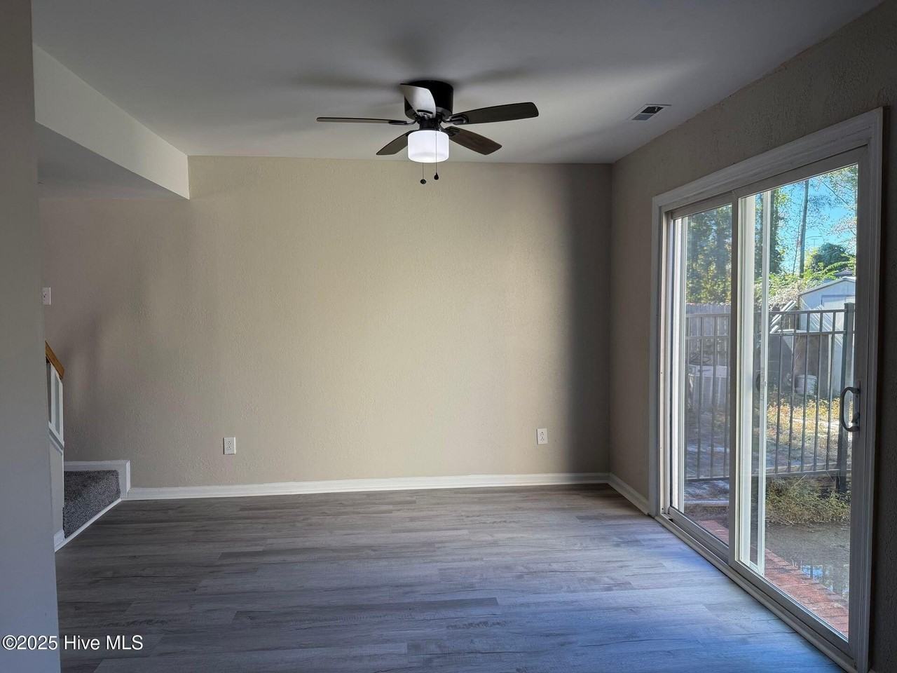 207 Myrtlewood Cir - Photo 3 of 8