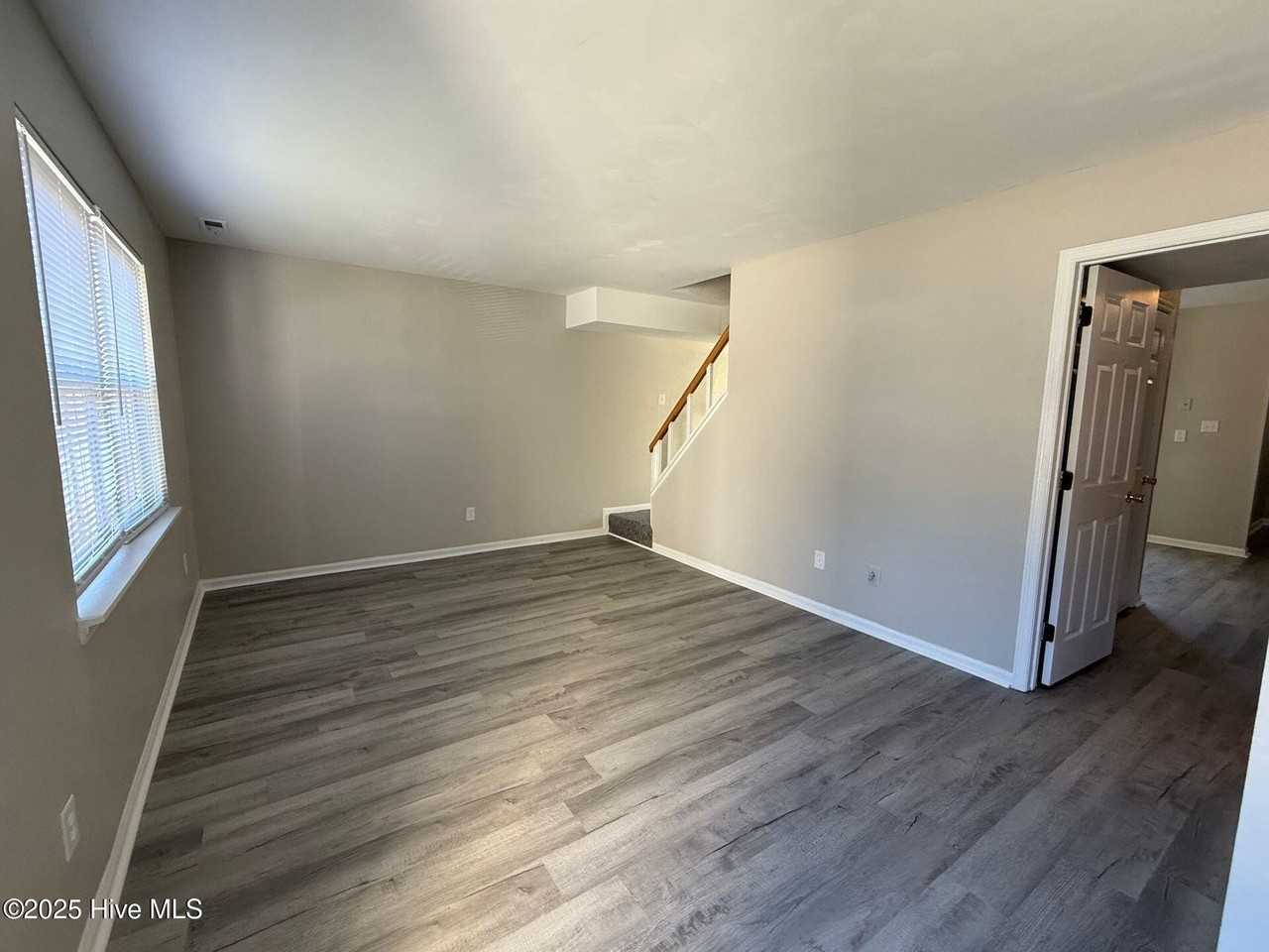 207 Myrtlewood Cir - Photo 4 of 8