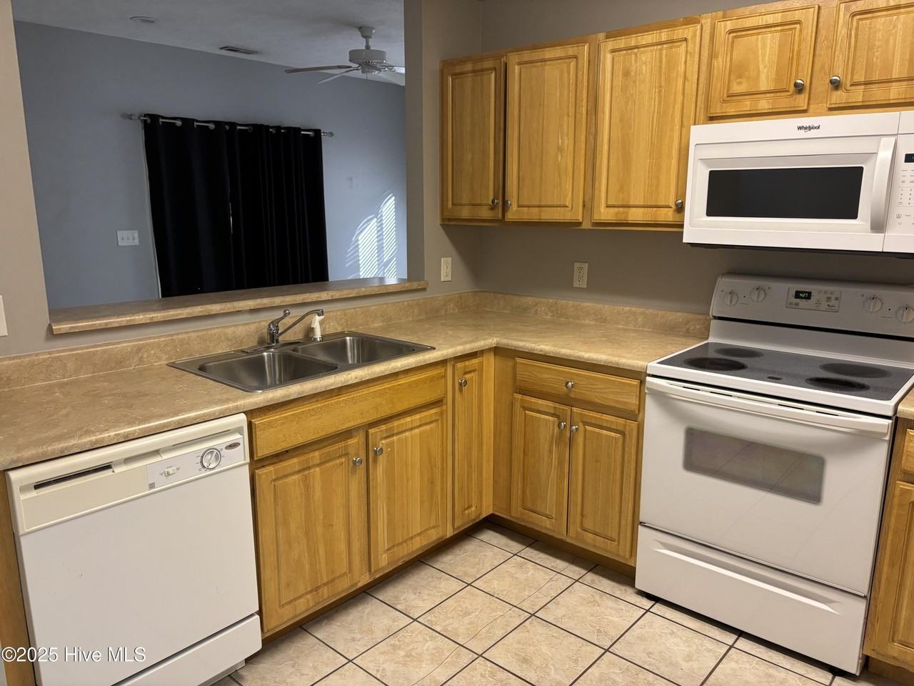 1559 Denton St Sw #B - Photo 3 of 10