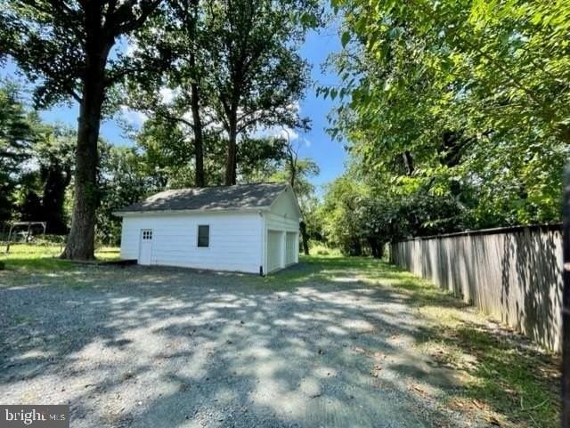 225 Dewey Dr Apt B - Photo 2 of 15