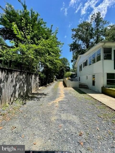 225 Dewey Dr Apt B - Photo 3 of 15