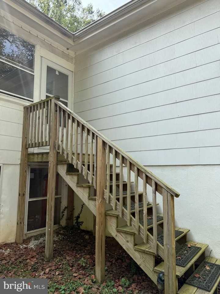 225 Dewey Dr Apt B - Photo 4 of 15