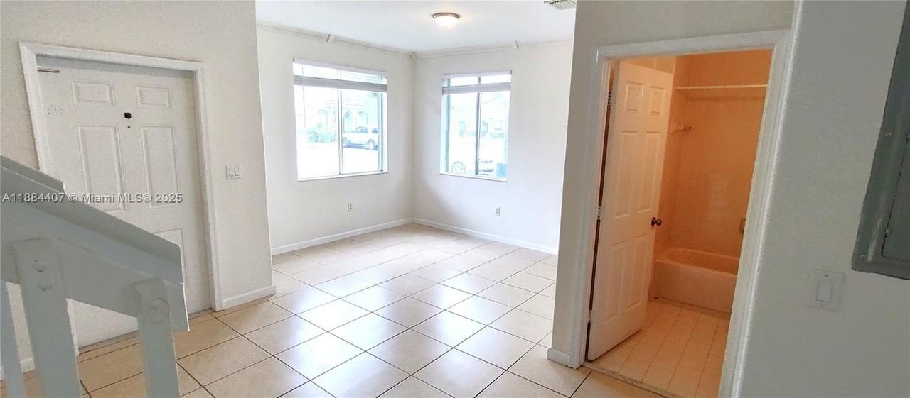 2616 Se 14th Ave #303 - Photo 3 of 25