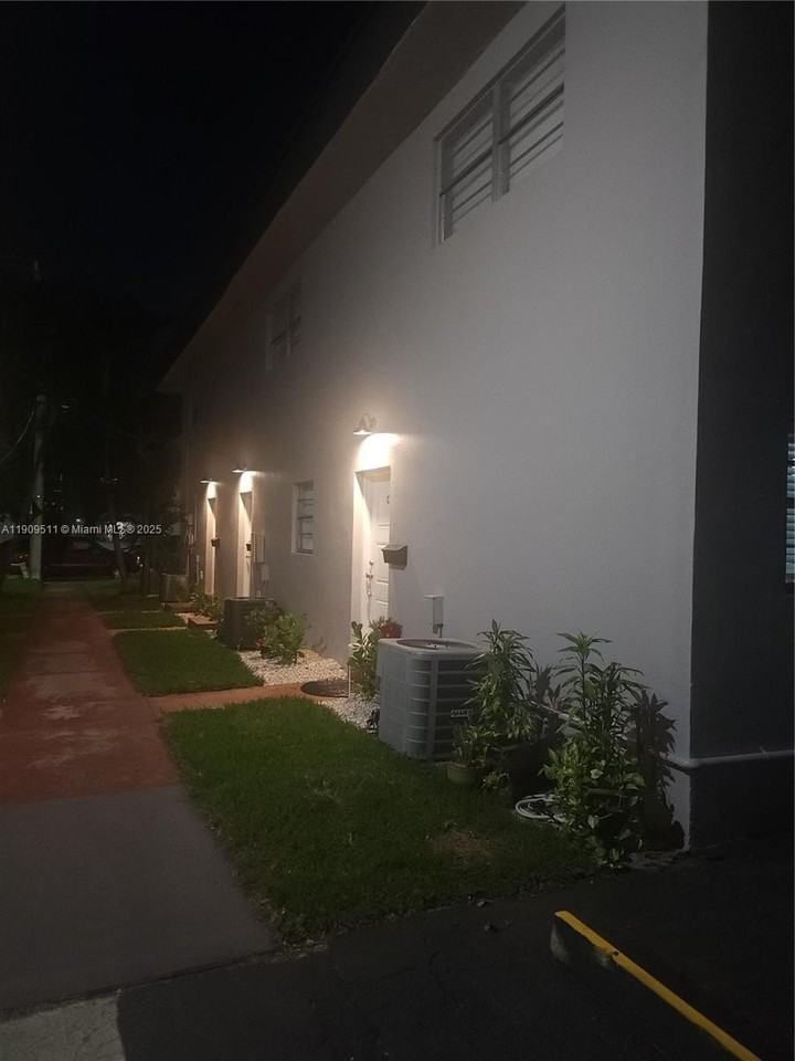 4320 Nw 11th St #B - Photo 6 of 14