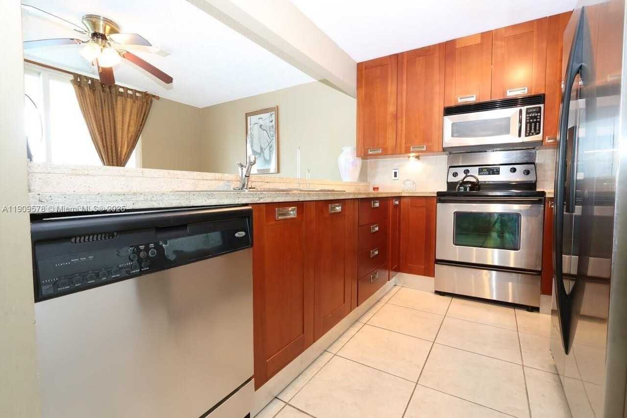 17800 N Bay Rd #404 - Photo 3 of 36