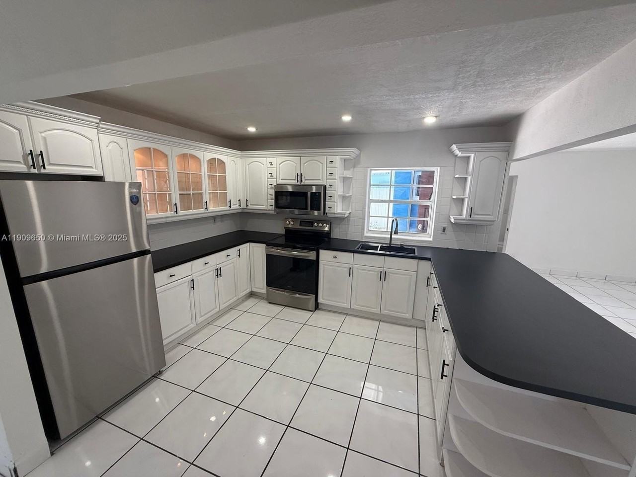 6931 Sw 24th Ct - Photo 3 of 10