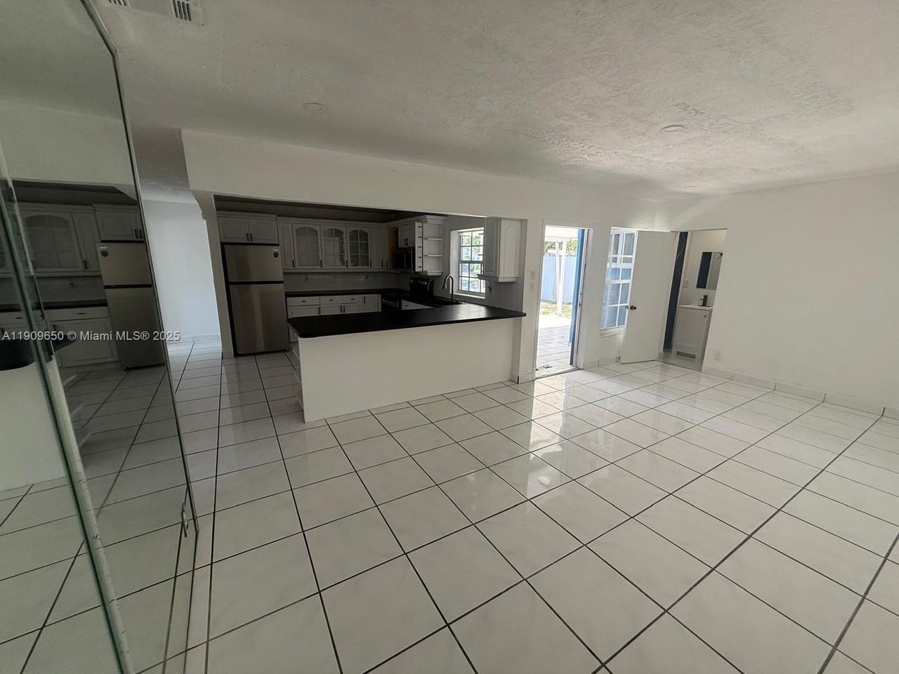 6931 Sw 24th Ct - Photo 4 of 10