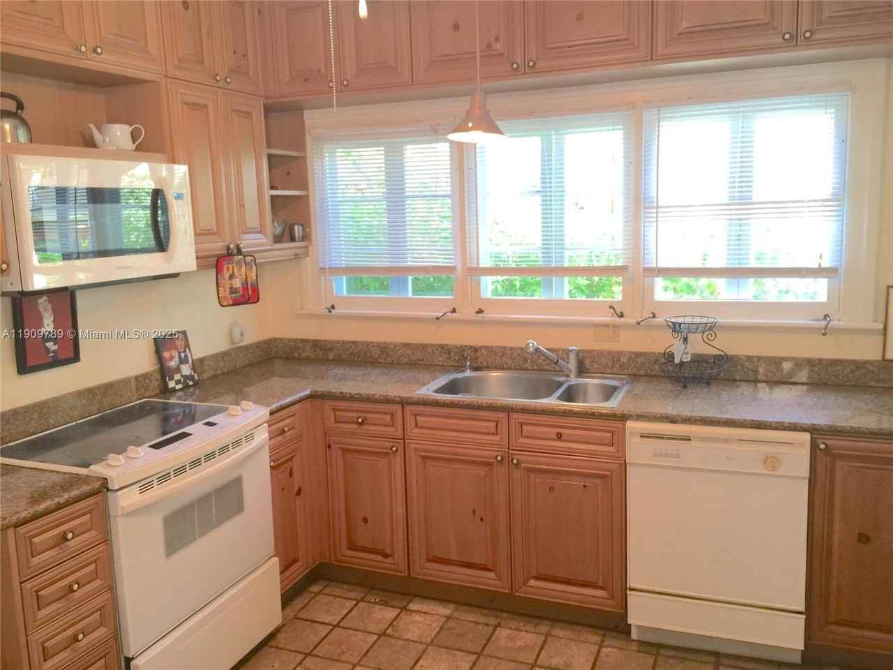 1306 Madrid St - Photo 7 of 21