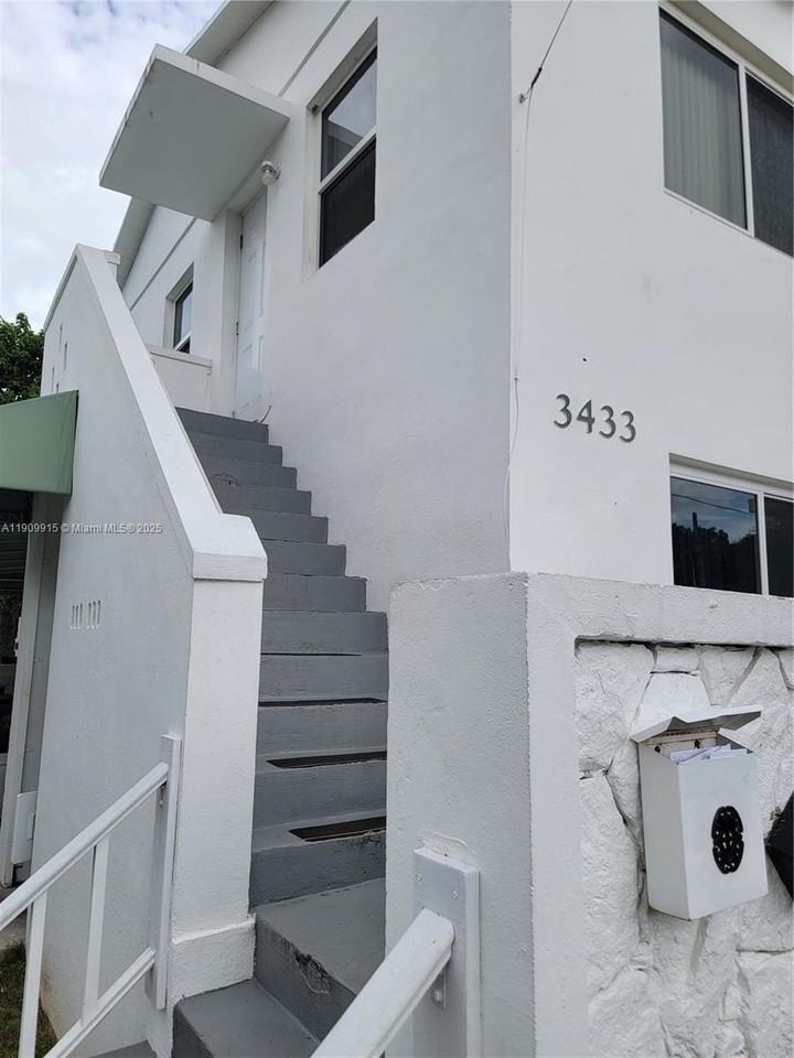 3433 Sw 12th St - Photo 2 of 23