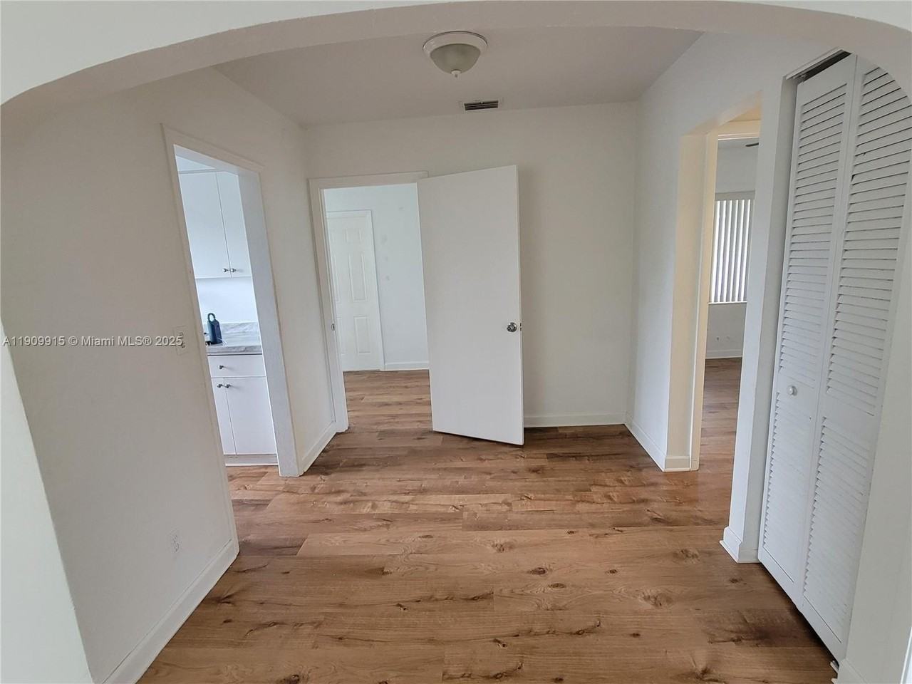 3433 Sw 12th St - Photo 7 of 23