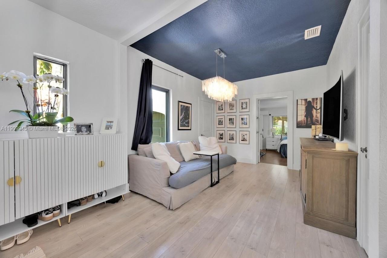 1009 Genoa St - Photo 3 of 18