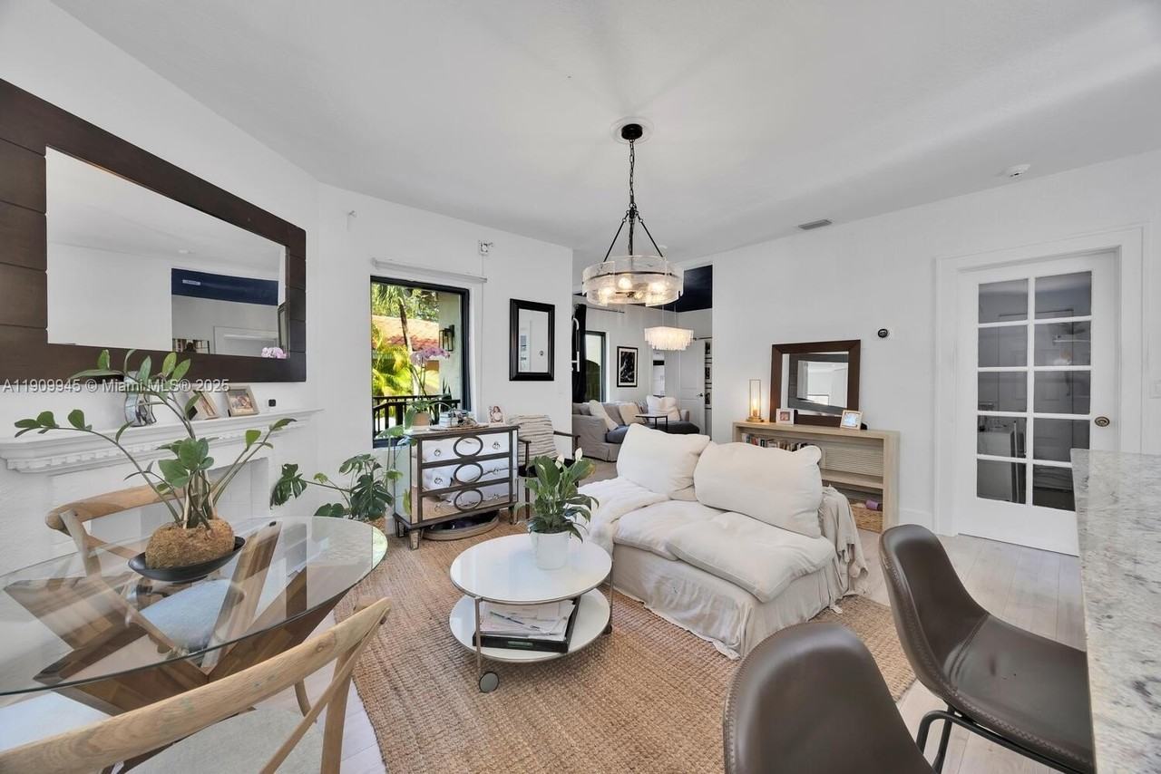 1009 Genoa St - Photo 5 of 18