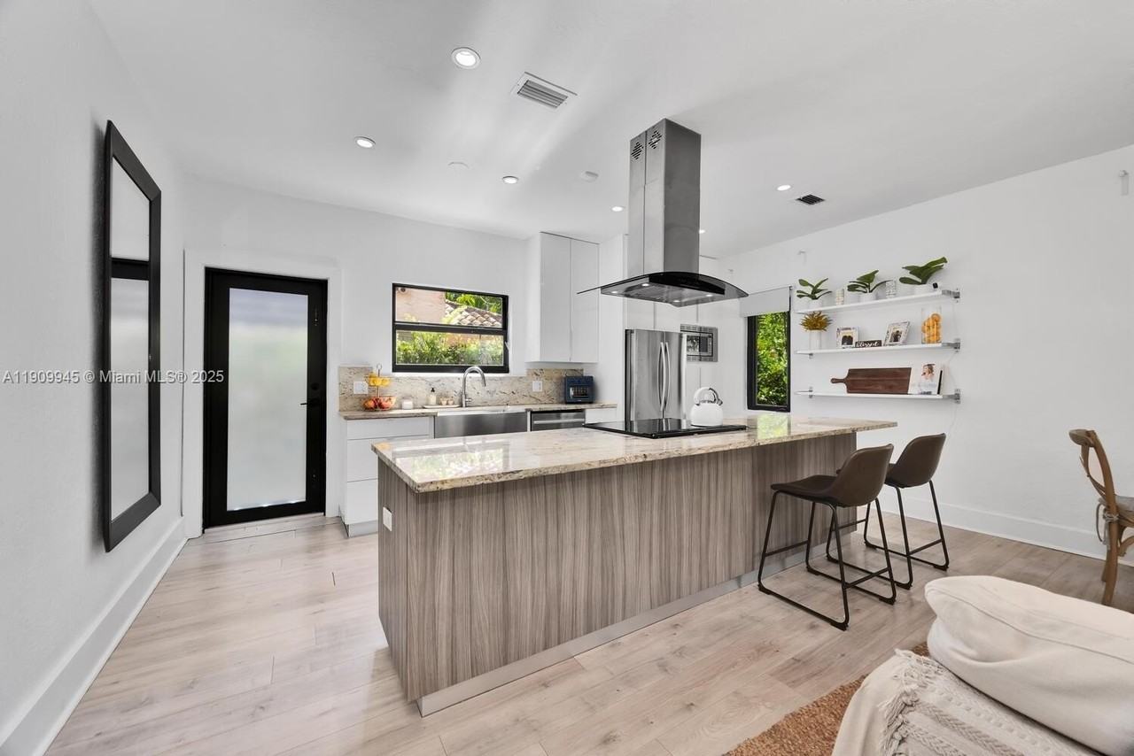 1009 Genoa St - Photo 7 of 18