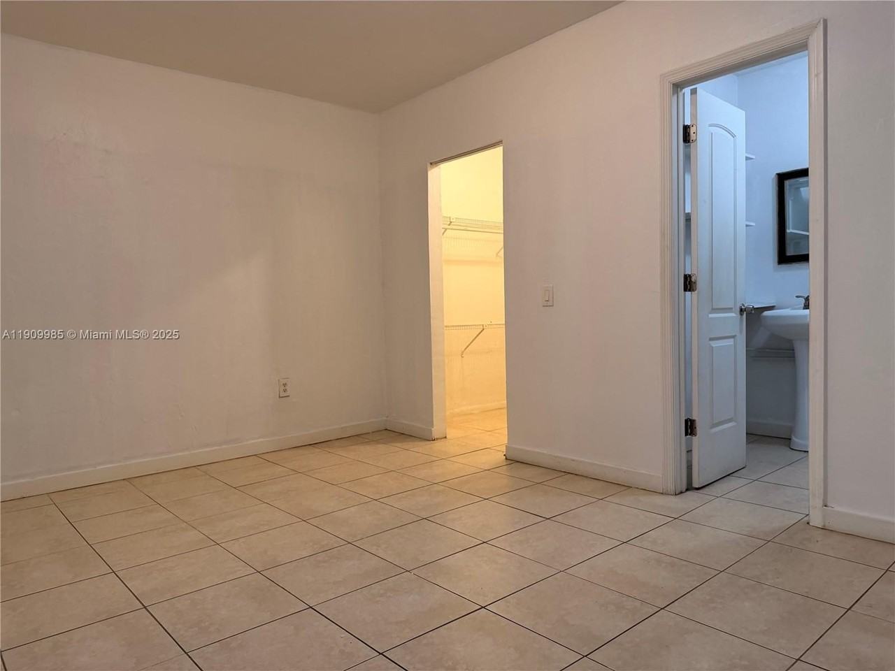 2412 Nw 34th St #3 - Photo 4 of 15