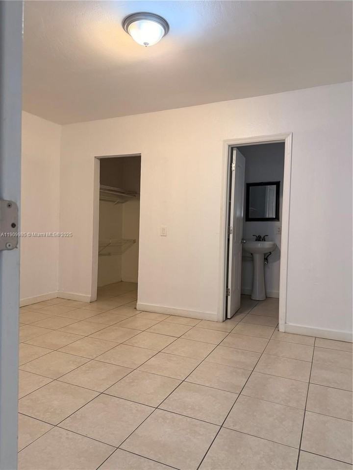 2412 Nw 34th St #3 - Photo 7 of 15